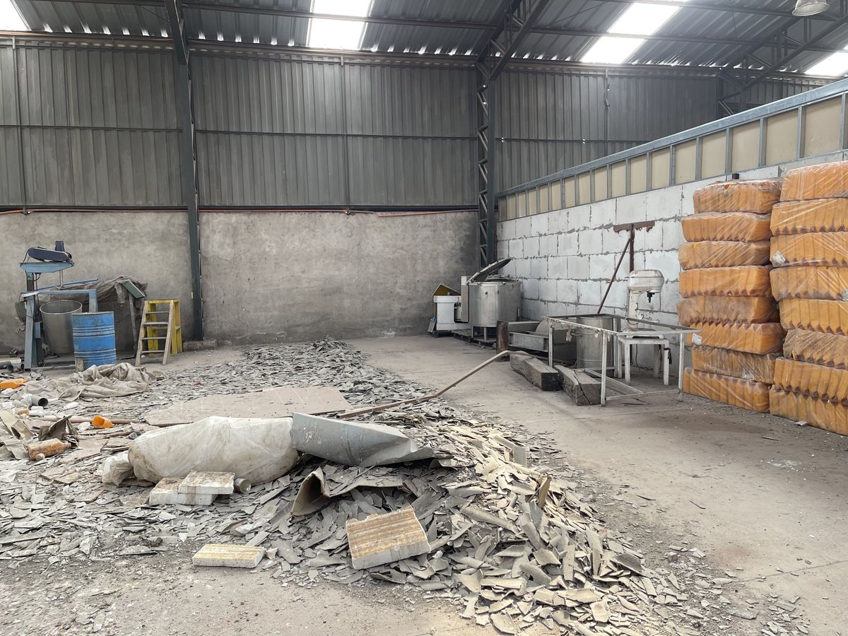 Bodega con planchas de asbesto