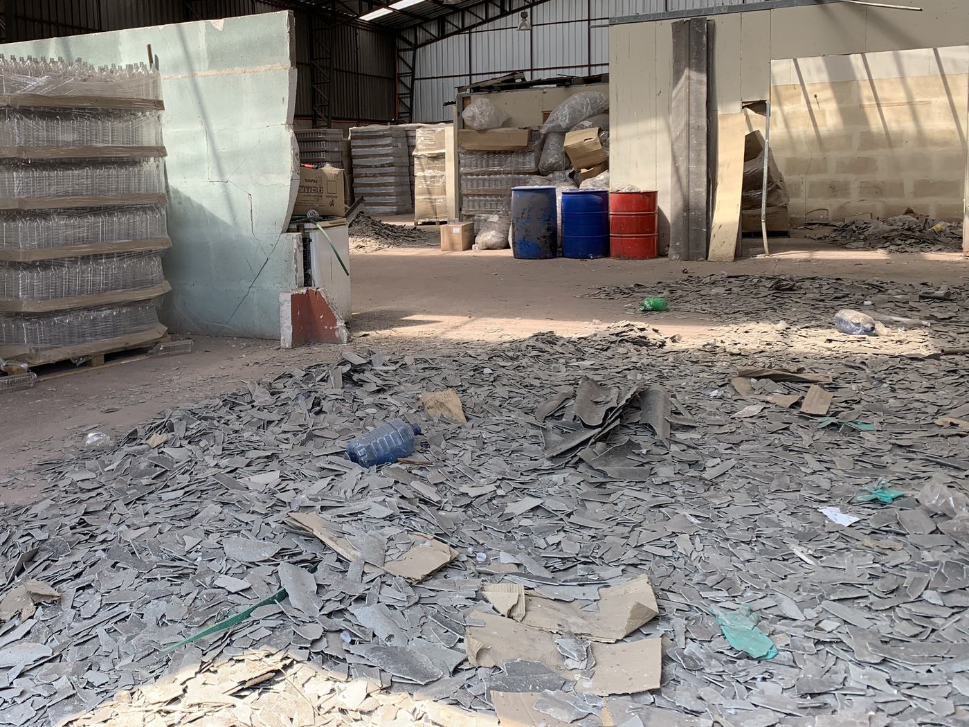 Bodega industrial contaminada con planchas de fibrocemento con asbesto quebradas en el piso