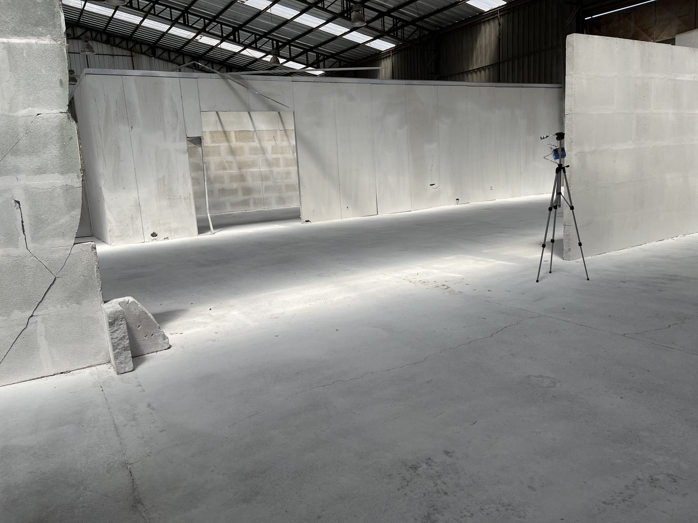 Bodega industrial descontaminada de asbesto friable, superficies limpias y liberadas