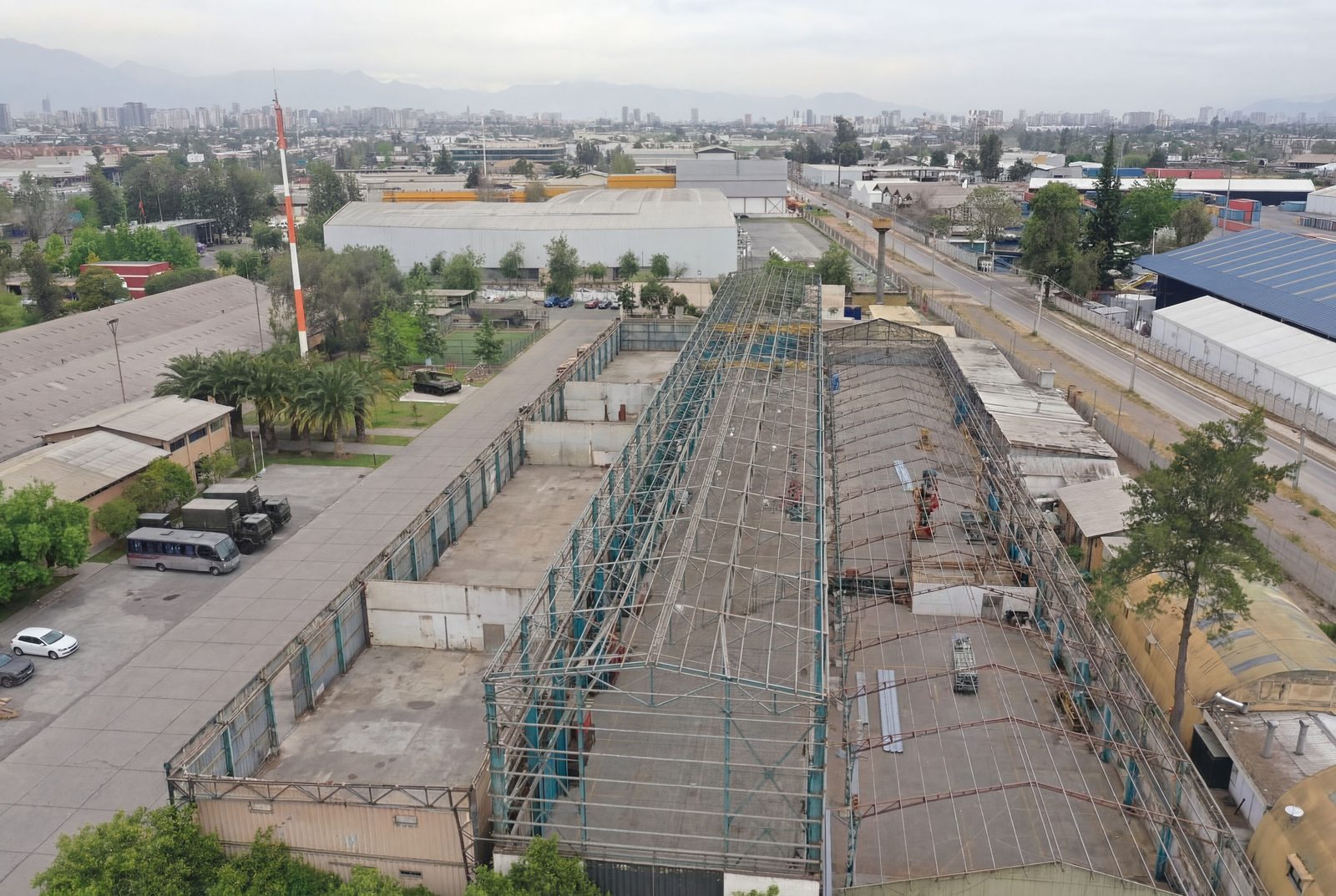 Techumbre industrial ya sin asbesto, tras el retiro de la cubierta de fibrocemento