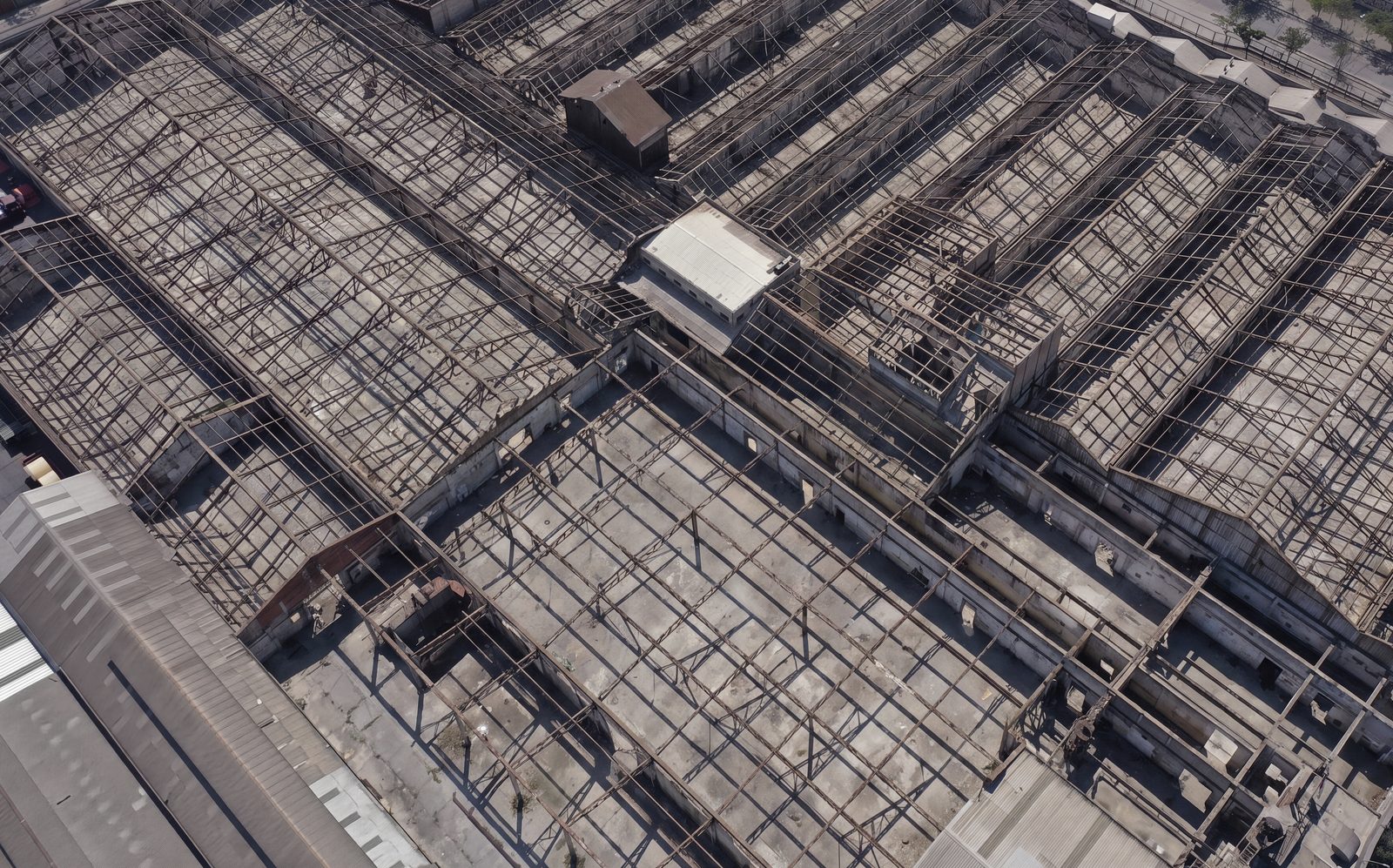 Techumbre industrial ya sin asbesto, tras el retiro de la cubierta de fibrocemento